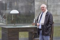Bassam Tibi auf dem neuen Campus der Universität Frankfurt, Adorno-Platz, neben dem Schreibtisch von Adorno (Dezember 2016)